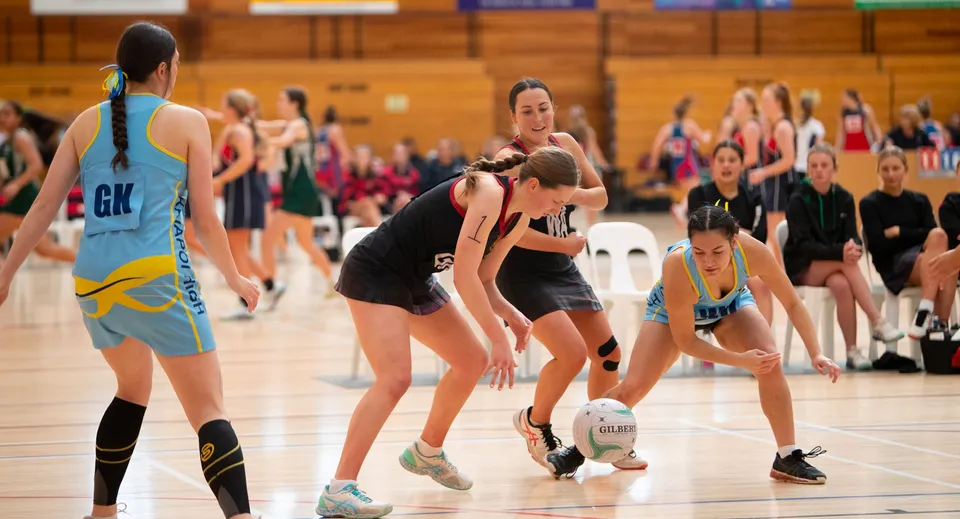 Studentesse della Waitaki Girls’ High School partecipano a una competizione durante un evento sportivo al coperto.