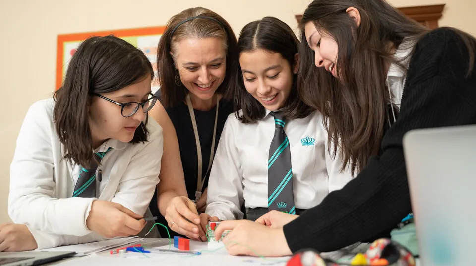 Studentesse della Windermere Preparatory School lavorano insieme a un tavolo durante un'attività di gruppo.