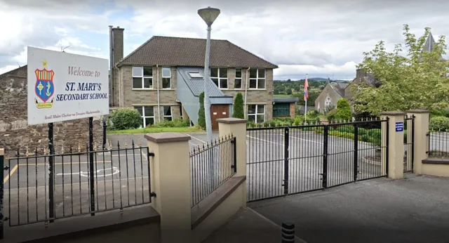 L'edificio in mattoni a due piani con tetto in tegole della St. Mary's Secondary School a Macroom si trova in una zona residenziale.