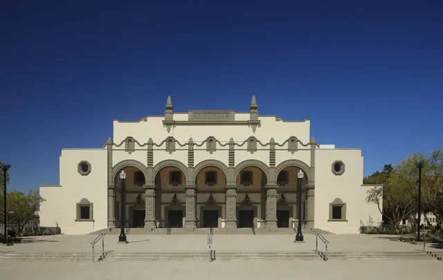 L'edificio principale storico della Chaffey High School con portali ad arco ed elementi decorativi della facciata su una piazza pavimentata.