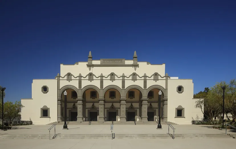L'edificio principale storico della Chaffey High School con portali ad arco ed elementi decorativi della facciata su una piazza pavimentata.