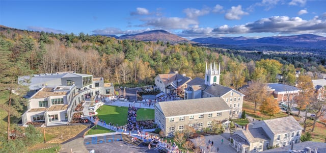 Bunte Herbstlandschaft mit Bergen und einer Menschenmenge vor der Burr and Burton Academy.