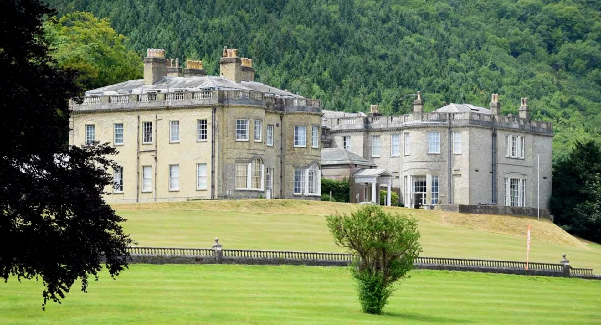 L'edificio storico del Seaford College sorge su una collina erbosa, con uno sfondo alberato.