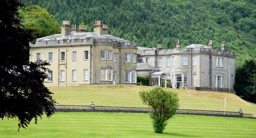 L'edificio storico del Seaford College sorge su una collina erbosa, con uno sfondo alberato.