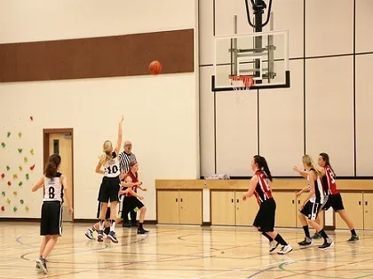 Una jugadora de baloncesto de Fredericton Christian Academy lanza a canasta durante un partido.