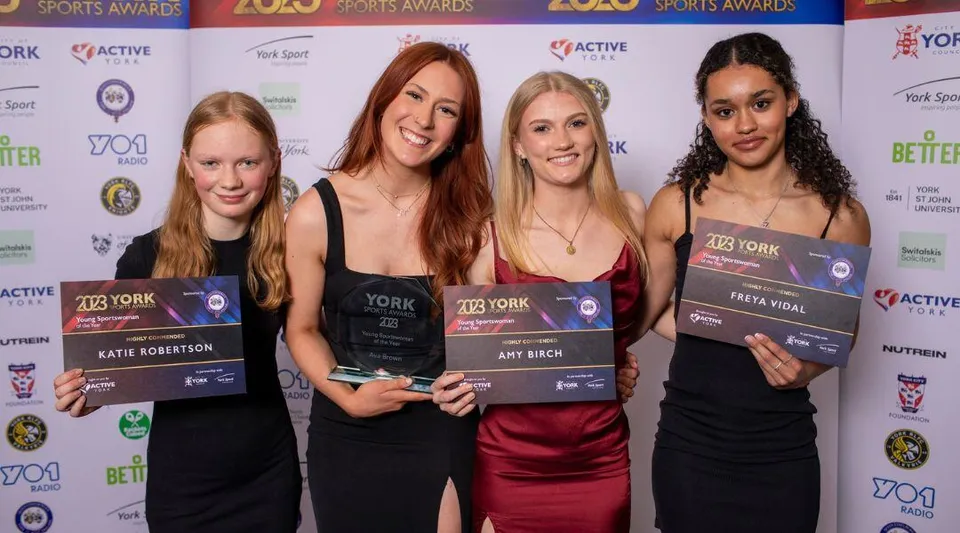 Quattro studentesse del York College tengono ciascuna un premio ai 2020 Sports Awards.
