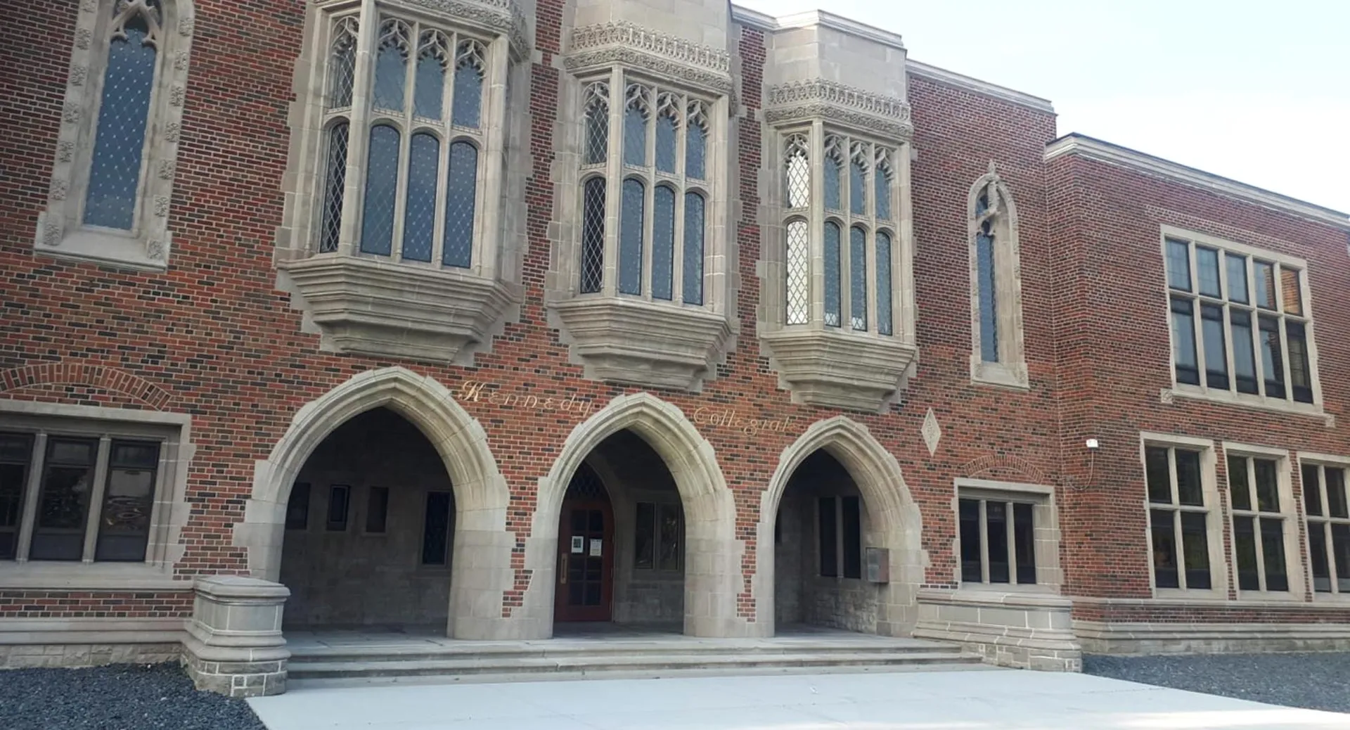 L'edificio dell'Honourable W.C. Kennedy Collegiate mostra un'architettura gotica con lavorazioni in pietra decorate e una scalinata all'ingresso.
