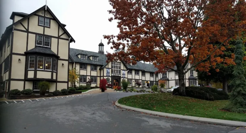 Una strada autunnale del villaggio con alberi colorati ed edifici ben curati nel campus della Shawnigan Lake School.