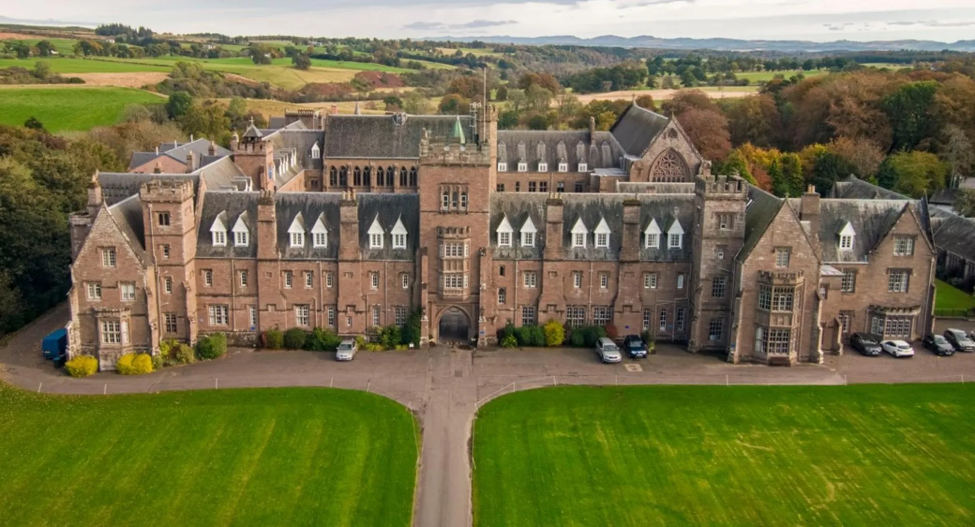 L'edificio storico a castello del Glenalmond College sorge in un vasto paesaggio con prati ben curati e giardini.