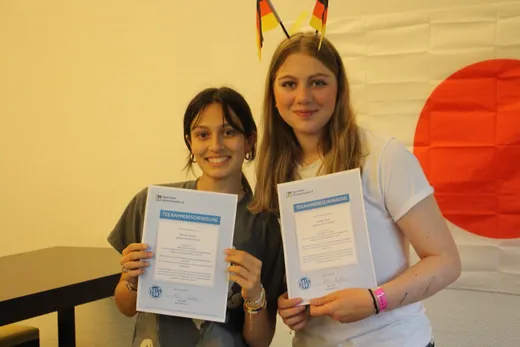Due studentesse mostrano gli attestati di partecipazione al programma di scambio