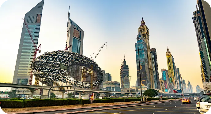 Vorschaubild zum Film über Dubai: Museum der Zukunft und Wolkenkratzer an einer breiten Straße