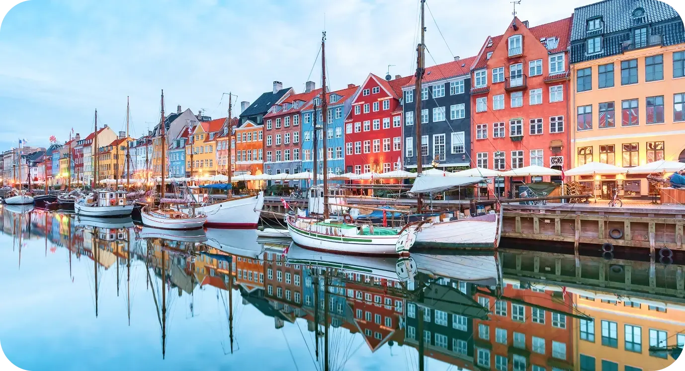 Vorschaubild zum Film über Skandinavien: bunte Häuser und Segelboote am Nyhavn in Kopenhagen