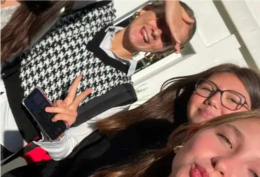 Selfie mehrerer lachender Mädchen, eines zeigt das Victory-Zeichen, in Frankreich