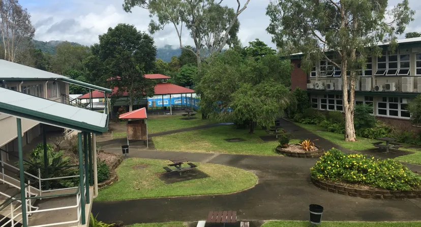 Il campus verdeggiante con un viale sinuoso e gli edifici dai tetti rossi della Urangan State High School.