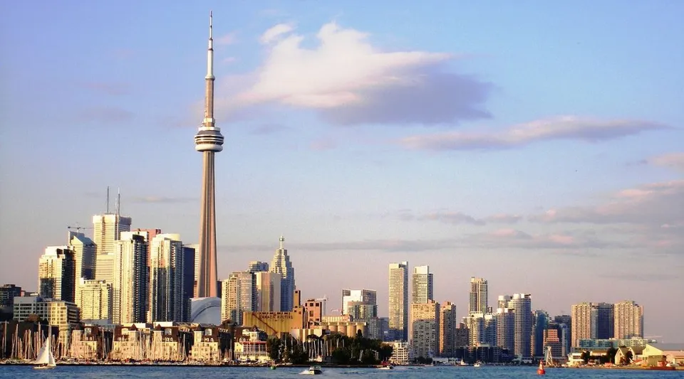 Lo skyline della città con grattacieli e acqua in primo piano davanti alla Ontario Hockey Academy.