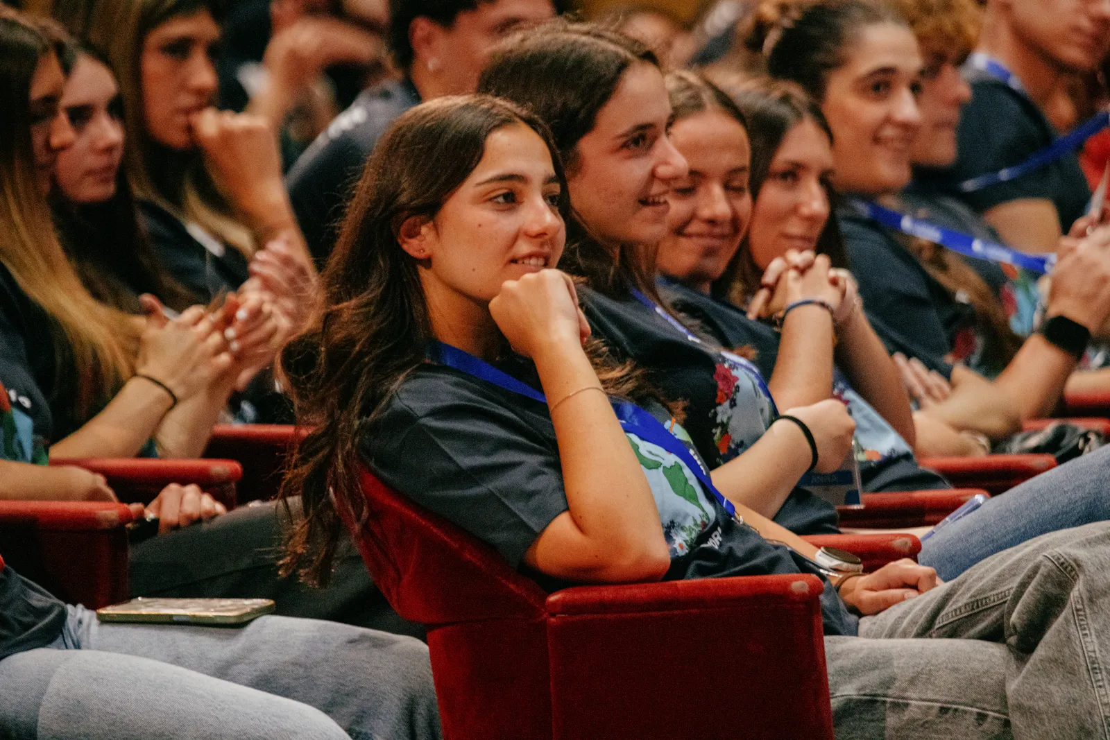 Studenti seduti in platea sorridono durante un evento di preparazione alla partenza per l'anno all'estero