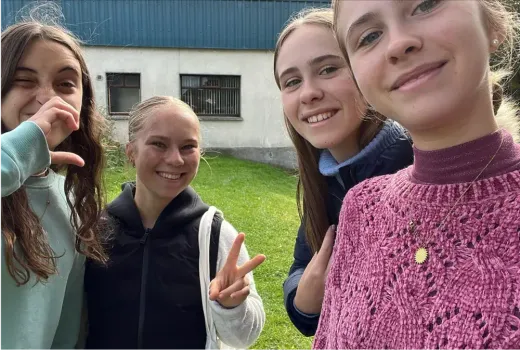 Vier lächelnde Mädchen machen ein Selfie im Freien in Irland