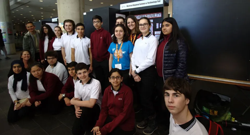 Un gruppo di studenti della LaurenHill Academy posa alla Montreal Regional Science & Technology Fair.