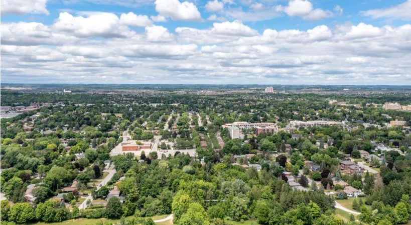 Un paisaje verde con vistas a una gran ciudad bajo un cielo nublado en la Metro International Secondary Academy.