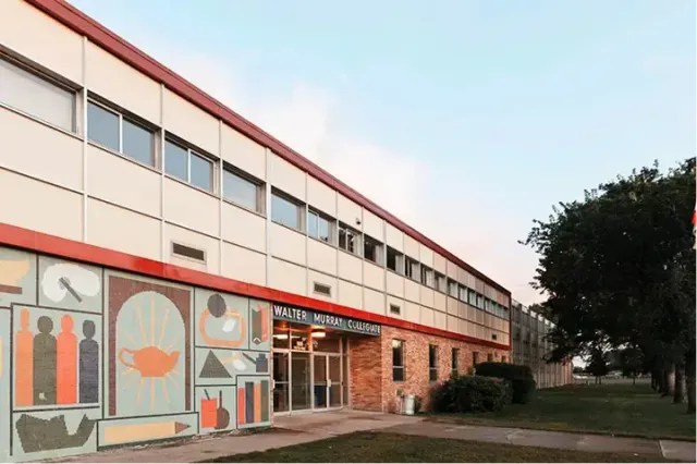 Facciata della Walter Murray Collegiate con murale colorato, scuola meta di uno scambio in Canada