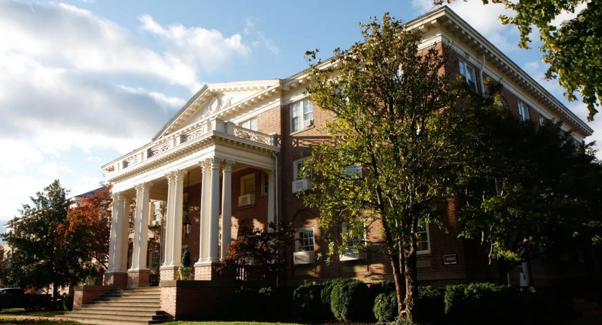 L'edificio storico con facciata a colonne nel campus della Virginia Episcopal School è circondato dal verde.