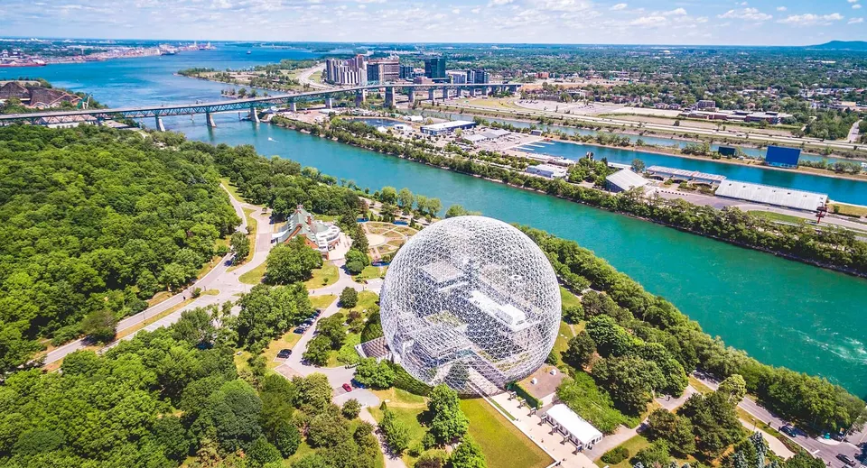 L'inconfondibile edificio a forma di uovo nel campus della Abbotsford Traditional Secondary School sorge in un contesto verde con vista sulla città.