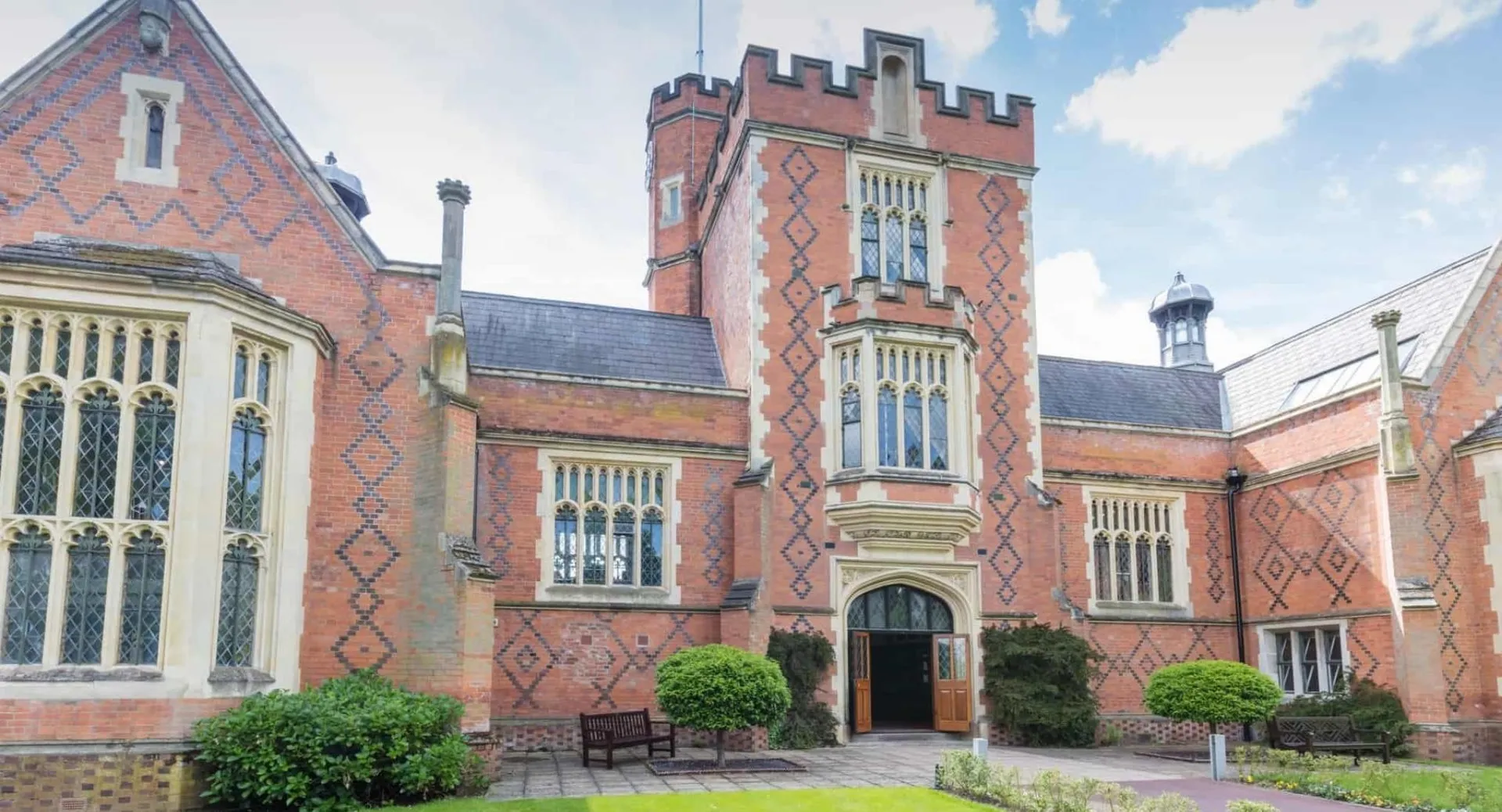L'edificio principale storico della Loughborough Grammar School si trova in un giardino ben curato sommerso nel verde.