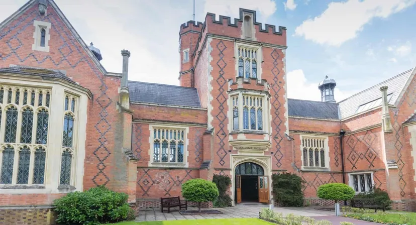 L'edificio principale storico della Loughborough Grammar School si trova in un giardino ben curato sommerso nel verde.