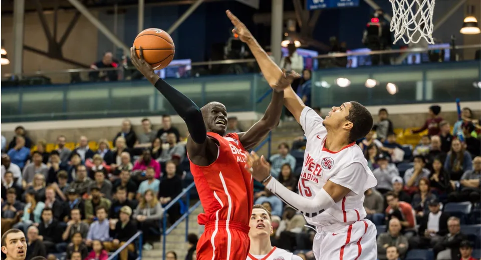 Due giocatori di basket si contendono la palla durante una partita nel campus della Norwell District Secondary School.