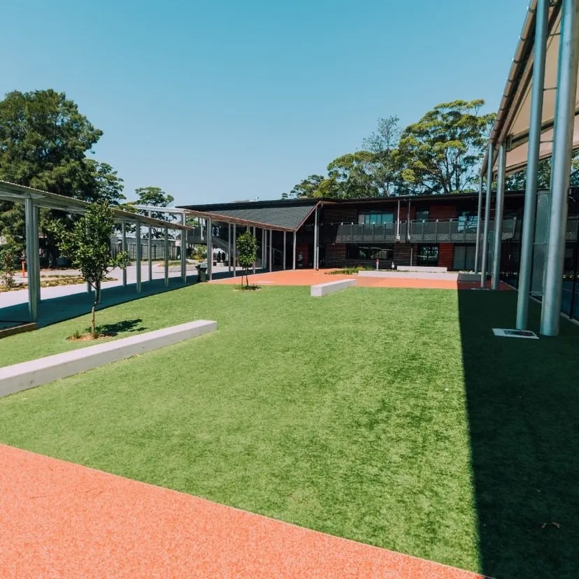 L'area esterna ben curata con prato ed edifici moderni nel campus della Lambton High School.