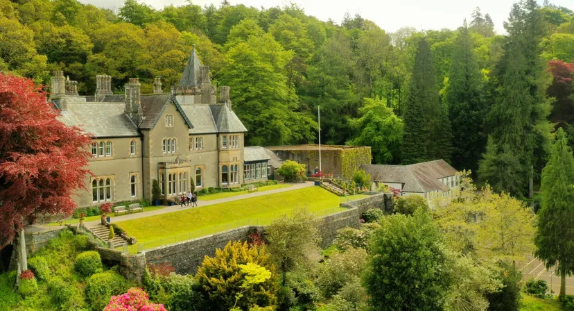 La storica Manor House è circondata da un curato parco all'interno del campus della Windermere School.