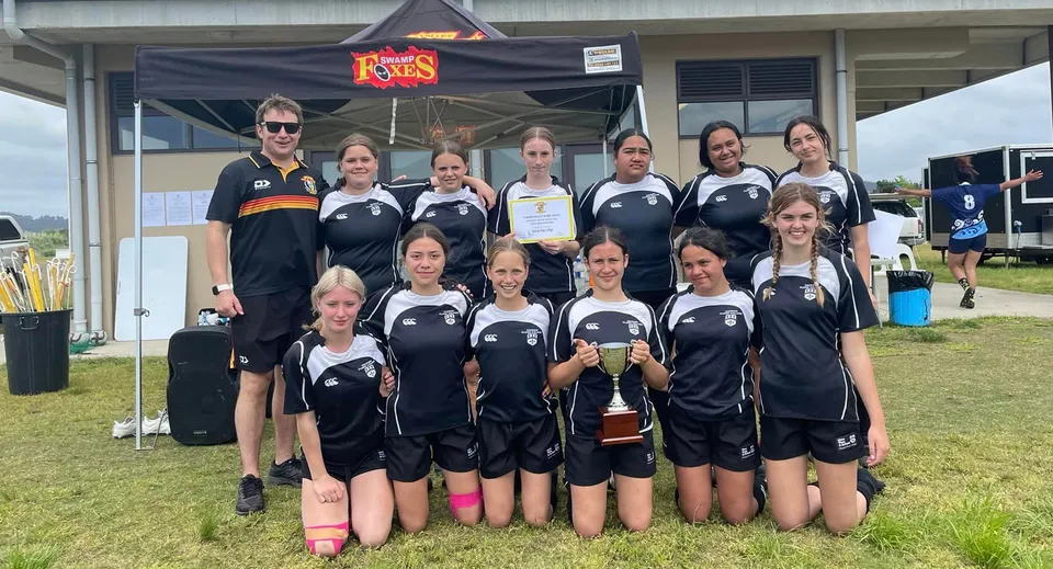 Un gruppo di giovani atlete si trova davanti a una tenda nel centro sportivo della Mercury Bay Area School.