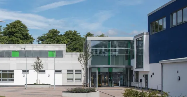 L'edificio moderno a più piani con ingresso in vetro e dettagli verdi nel campus del Comeragh College.