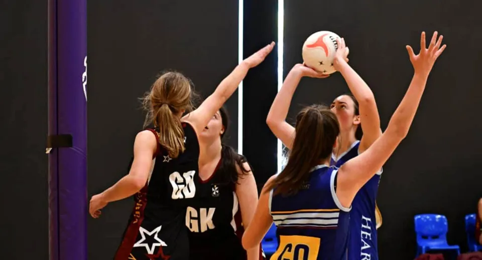 Due studentesse della Sacred Heart Secondary School Clonakilty si contendono la palla durante una partita di basket.