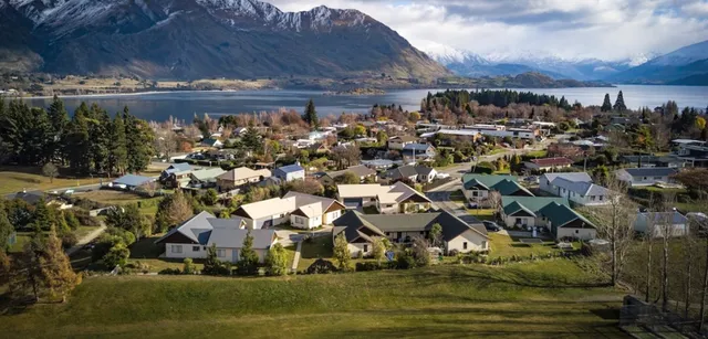 La pittoresca valle con montagne e lago nei dintorni del Mount Aspiring College.