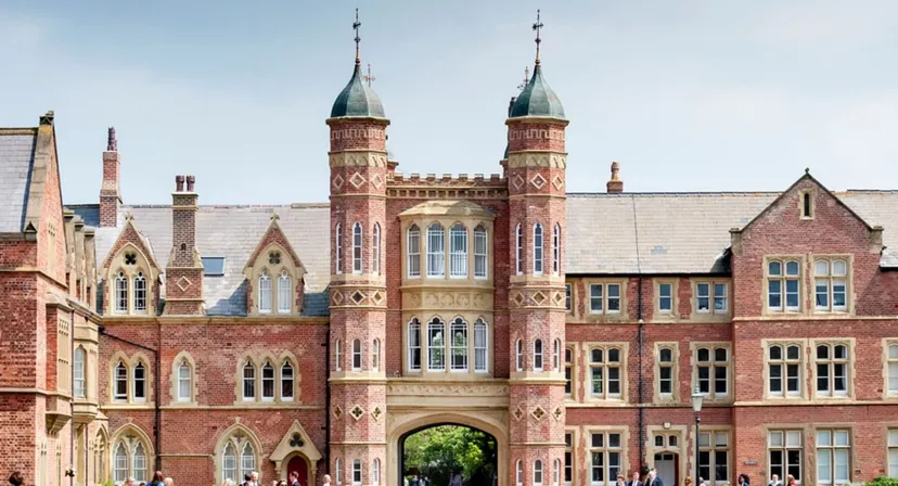 L'edificio principale storico della Rossall School con due torri nel paesaggio urbano europeo.