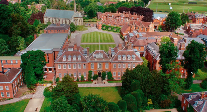 Il campus storico del Marlborough College mostra edifici in mattoni rossi e un'ampia area verde.
