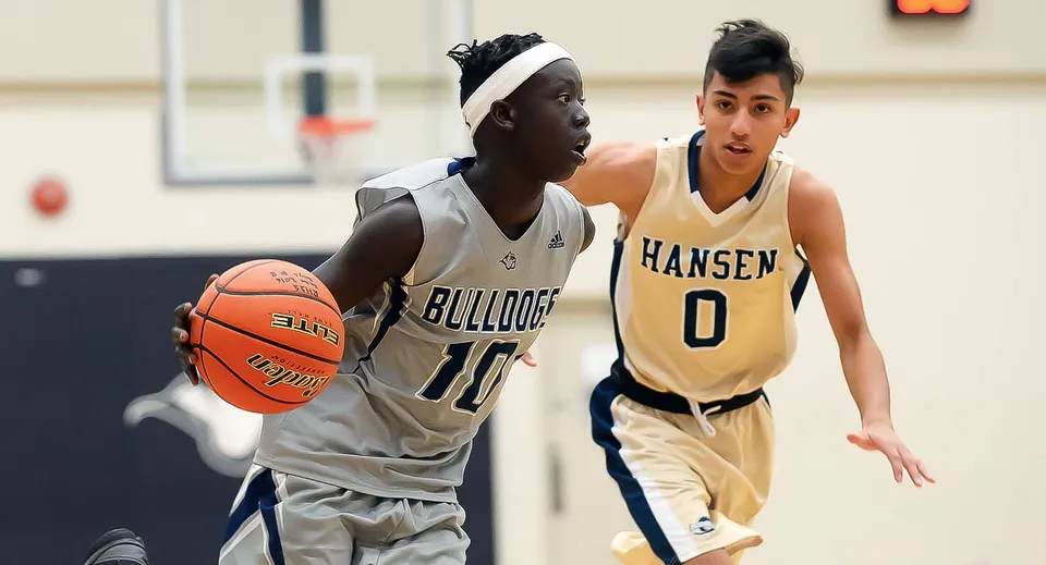 Due giocatori di basket lottano per la palla sul campo della Byrne Creek School.