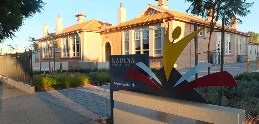 L'edificio variopinto e decorato della Kadina Memorial School è circondato da palme e si trova accanto a un sentiero lastricato.