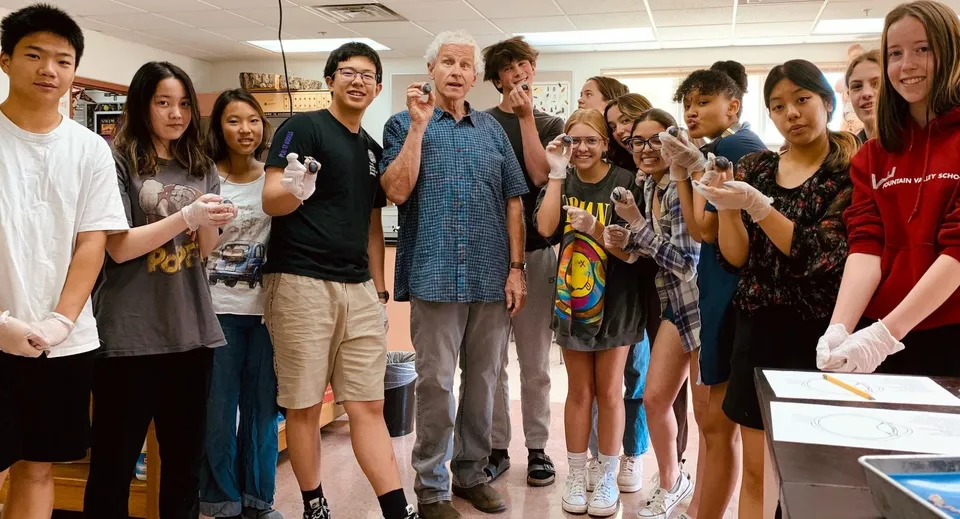 Un gruppo di persone di varie età partecipa alla lezione presso la Fountain Valley School of Colorado.