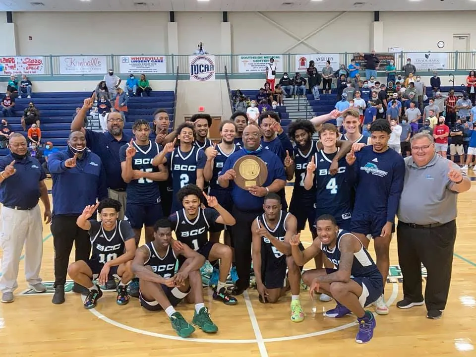 La squadra di pallacanestro del New Brunswick Community College posa insieme nella palestra.