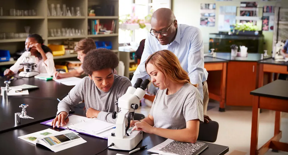 Studenti e docenti del Holy Rosary College lavorano insieme a un progetto di ricerca in classe.