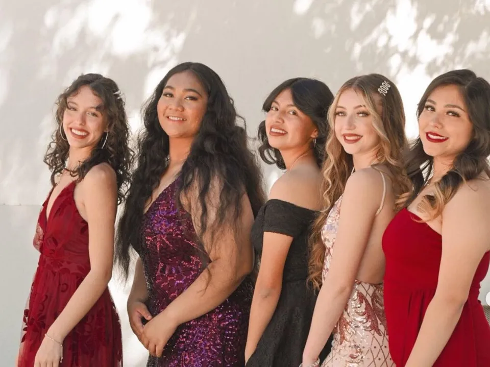 Un gruppo di cinque studentesse della Chaffey High School in posa davanti a uno sfondo chiaro.