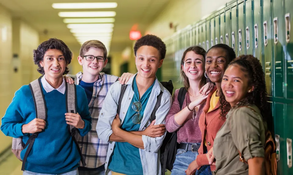 Ein Gruppenfoto von Schülerinnen der Schule im Flur vor den Spinden