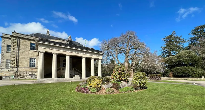 L'edificio classico con colonne nel campus della Stover School è circondato da un prato ben curato e da grandi alberi.
