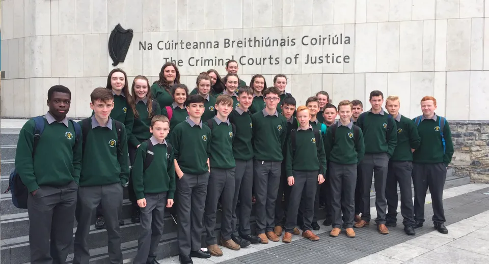 Studenti dell'O’Carolan College si trovano davanti all'edificio dei Criminal Courts of Justice.