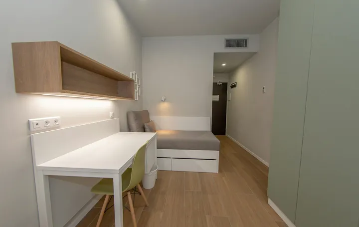 Zimmer der Residenz Barcelona Centro mit Bett, Schreibtisch und Fenster