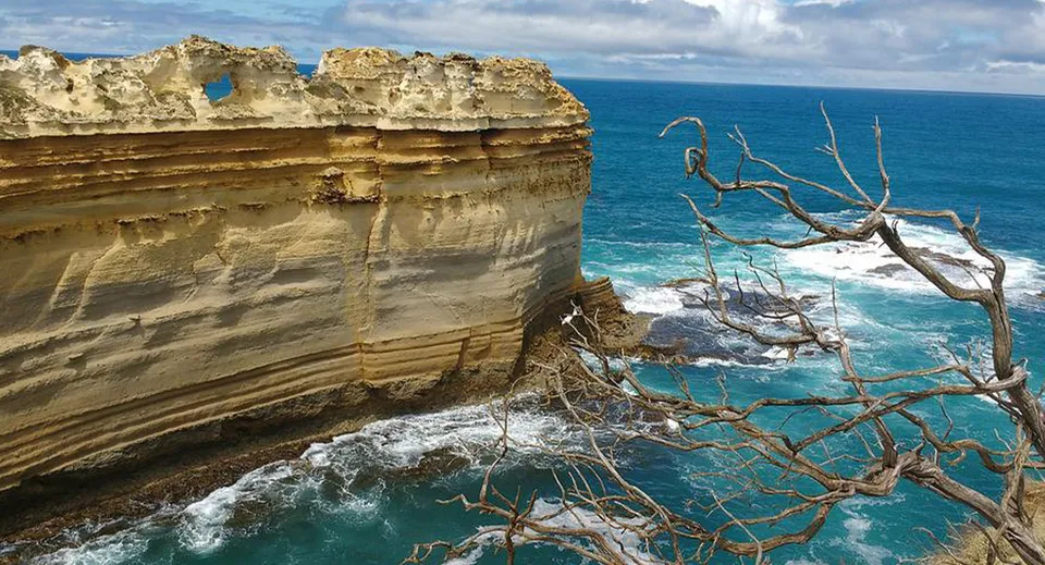 Le scogliere rocciose con vista sull'oceano turchese nei dintorni della Mountain Creek State High School.