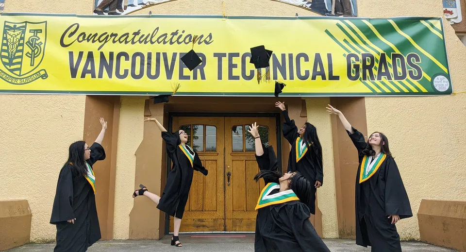 I diplomati della Vancouver Technical Secondary School festeggiano la loro cerimonia di diploma in toge e tocchi neri.