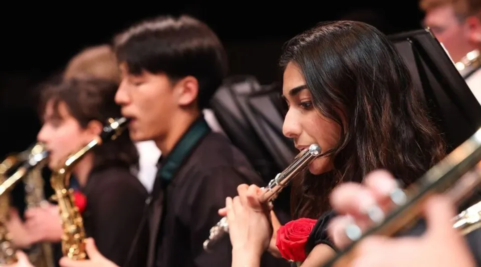 Un gruppo di musicisti suona diversi strumenti sul palco della Blair Academy.